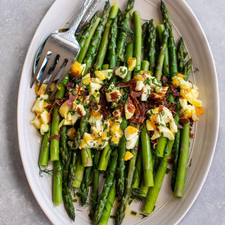 Asparagus Mimosa with crispy prosciutto