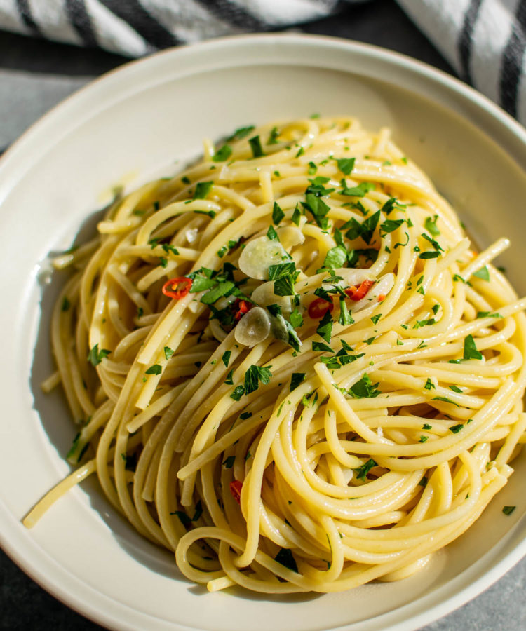 Aglio e Olio in a bowl.